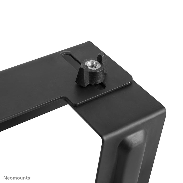 Neomounts AWL-450BL er en universel, dybdejusterbar (4,7-7,6 cm) medieafspillerholder - Sort
