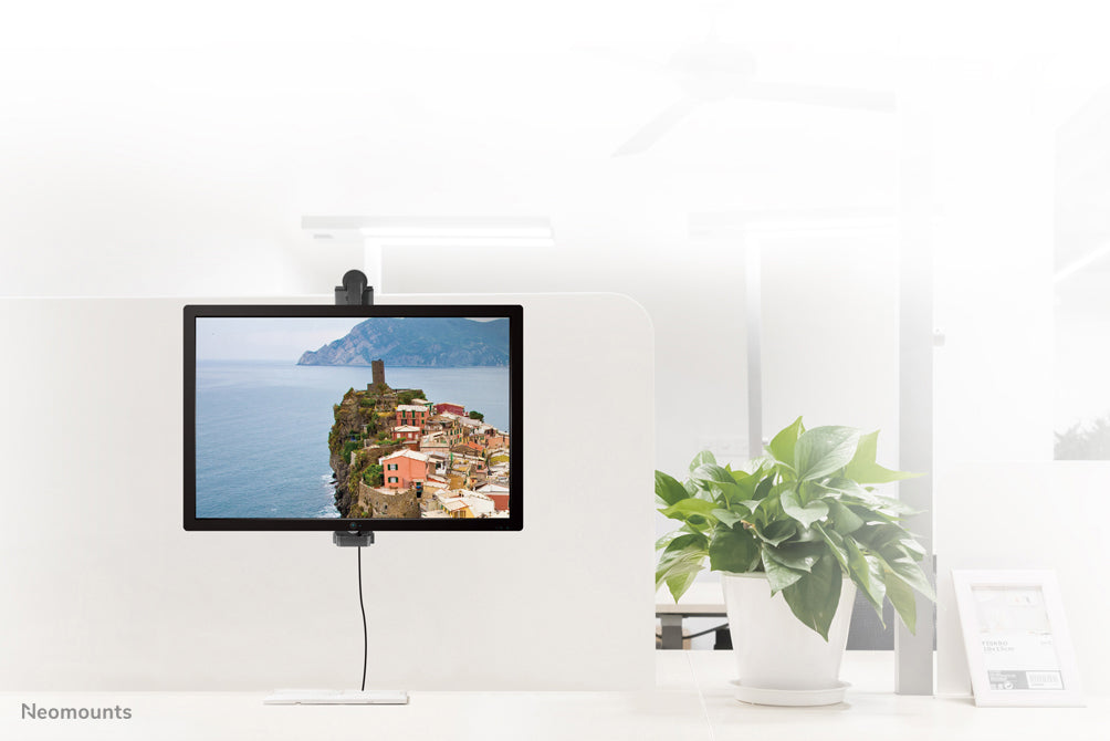 Neomounts FPMA-CH100 sort er et bordstativ, der kan hænges over en skillevæg til flatscreens op til 30 tommer.