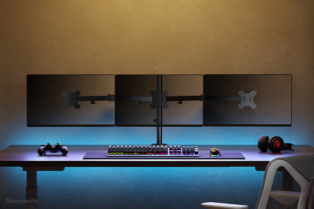 Neomounts FPMA-D550D3 sort er en bordbeslag til 3 flatscreens op til 27 tommer (69 cm).