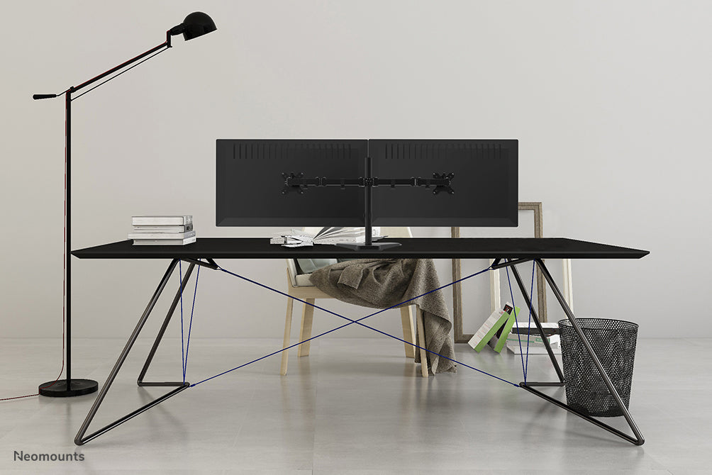 Neomounts FPMA-D550DD sort er en bordbeslag til 2 flatscreens op til 32 tommer.