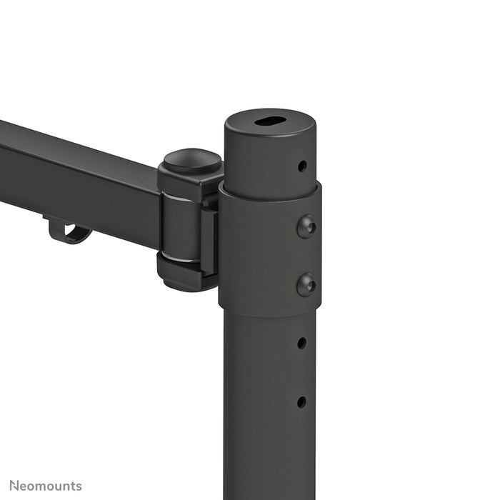 Neomounts FPMA-D960 sortPLUS er en skrivebordsarm med 3 drejepunkter til buede skærme op til 49 tommer (124 cm).