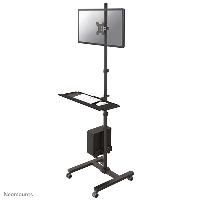Neomounts FPMA-MOBILE1700 er en mobil arbejdsstation til en skærm (max. 32 tommer/81 cm), PC, tastatur og mus.