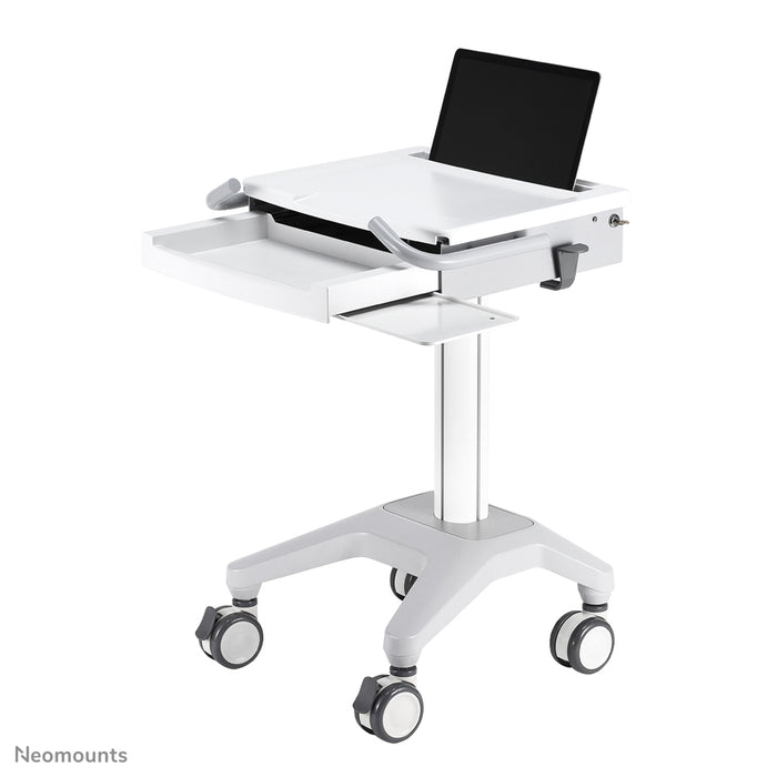 Neomounts MED-M200 er en mobil arbejdsstation til bærbar computer, tastatur og mus.