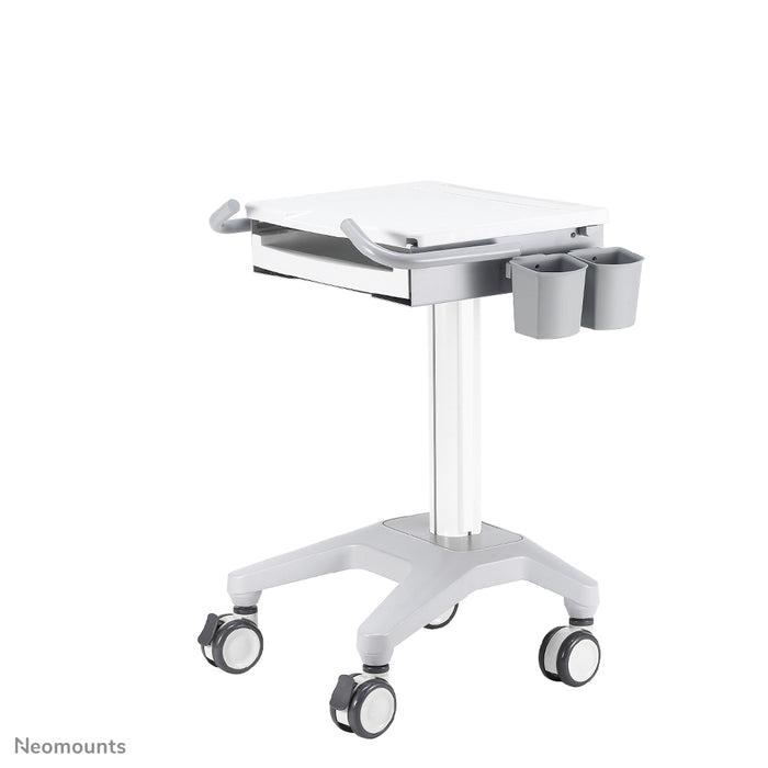 Neomounts MED-M200 er en mobil arbejdsstation til bærbar computer, tastatur og mus.