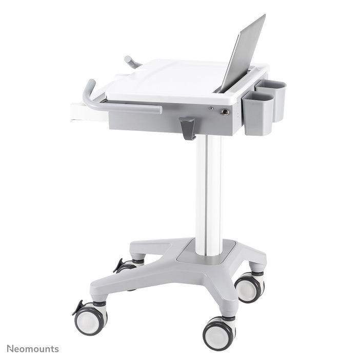 Neomounts MED-M200 er en mobil arbejdsstation til bærbar computer, tastatur og mus.