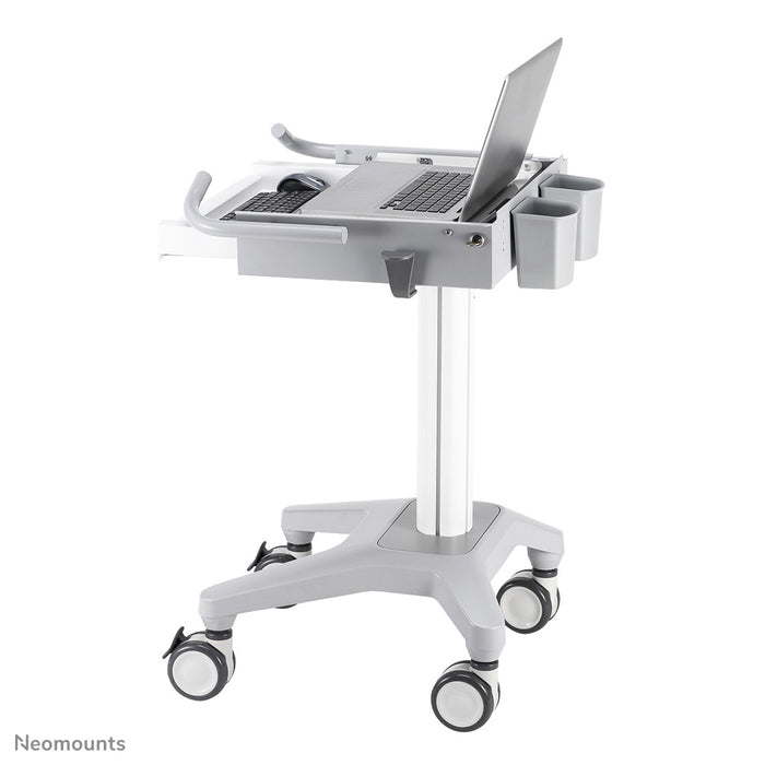 Neomounts MED-M200 er en mobil arbejdsstation til bærbar computer, tastatur og mus.