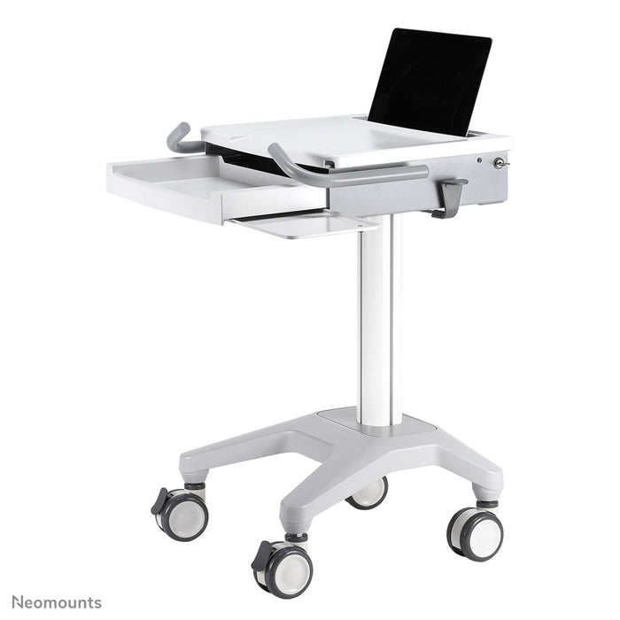 Neomounts MED-M200 er en mobil arbejdsstation til bærbar computer, tastatur og mus.