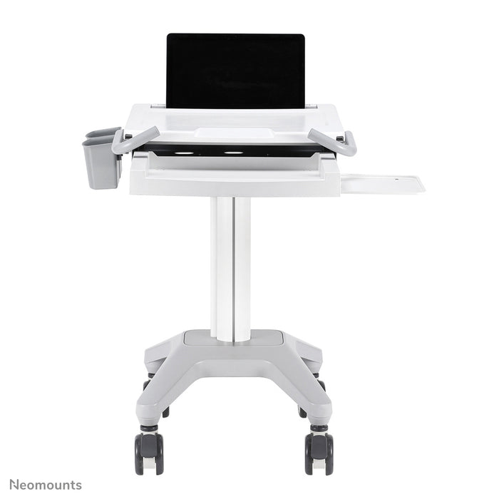 Neomounts MED-M200 er en mobil arbejdsstation til bærbar computer, tastatur og mus.