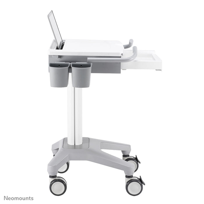 Neomounts MED-M200 er en mobil arbejdsstation til bærbar computer, tastatur og mus.