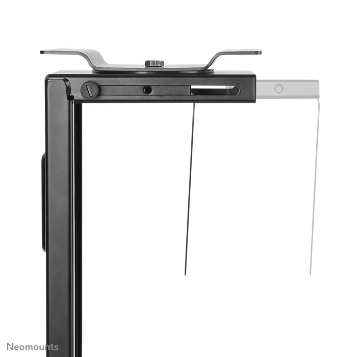 Neomounts NM-CPU100 sort er en holder, som du kan fastgøre en PC eller thin client til skrivebordet med.