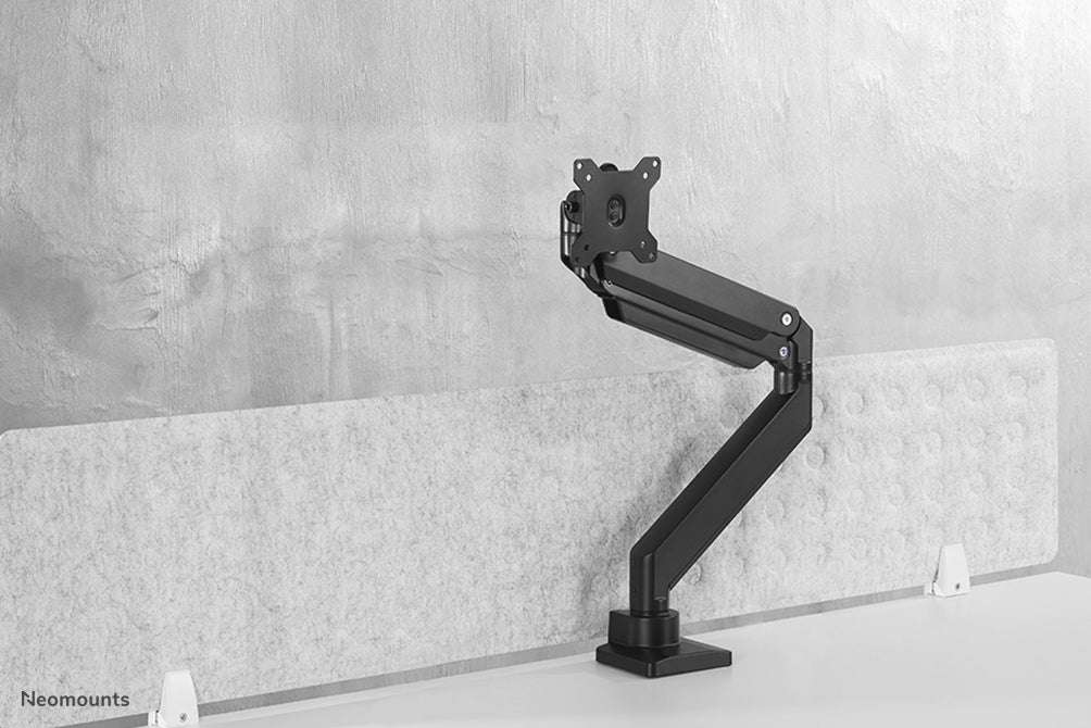 Neomounts NM-D775 sortPLUS er en gasfjederstyret skrivebordsbeslag til buede skærme op til 49 tommer (124 cm) - Sort