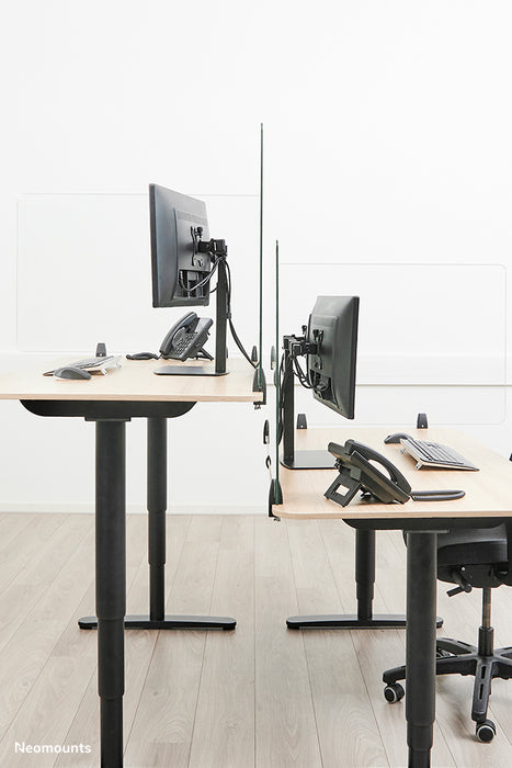 Neomounts NS-GLSPROTECT160 er en bæredygtig glasafskærmning på 158 cm, der sikrer afstand på arbejdspladsen - Hærdet, transparent glas, 100 % genanvendeligt