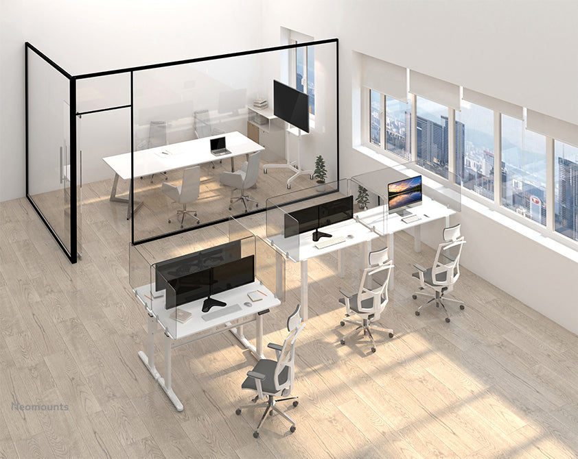 Neomounts NS-GLSPROTECT120 er en bæredygtig glasafskærmning på 120 cm, der sikrer afstand på arbejdspladsen - Hærdet, transparent glas, 100 % genanvendeligt