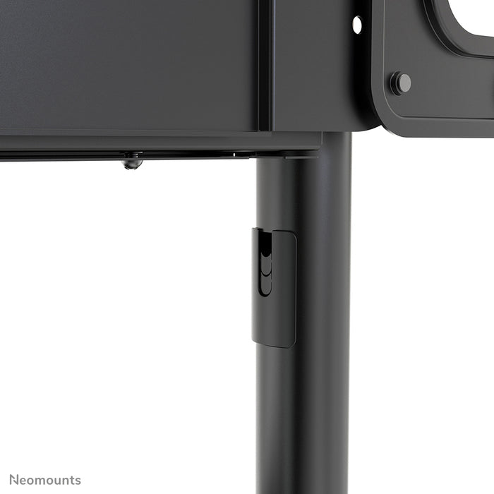 Neomounts NS-M1250 sort er et mobilt møbel til fladskærme op til 70 tommer (178 cm). Inkl. laptopbakke - Sort
