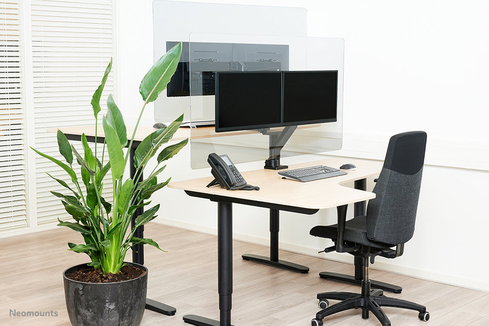 Neomounts NS-PLXPROTECT2 er en transparent skærm til 2 fladskærme og giver afstandsbeskyttelse på arbejdspladsen - Transparent akryl, 100% genanvendeligt | PLXPROTECT er registreret som EU-designpatent |