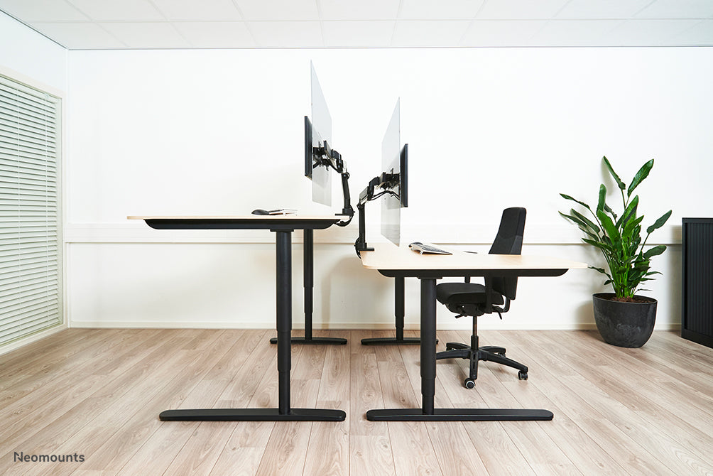 Neomounts NS-PLXPROTECT2 er en transparent skærm til 2 fladskærme og giver afstandsbeskyttelse på arbejdspladsen - Transparent akryl, 100% genanvendeligt | PLXPROTECT er registreret som EU-designpatent |