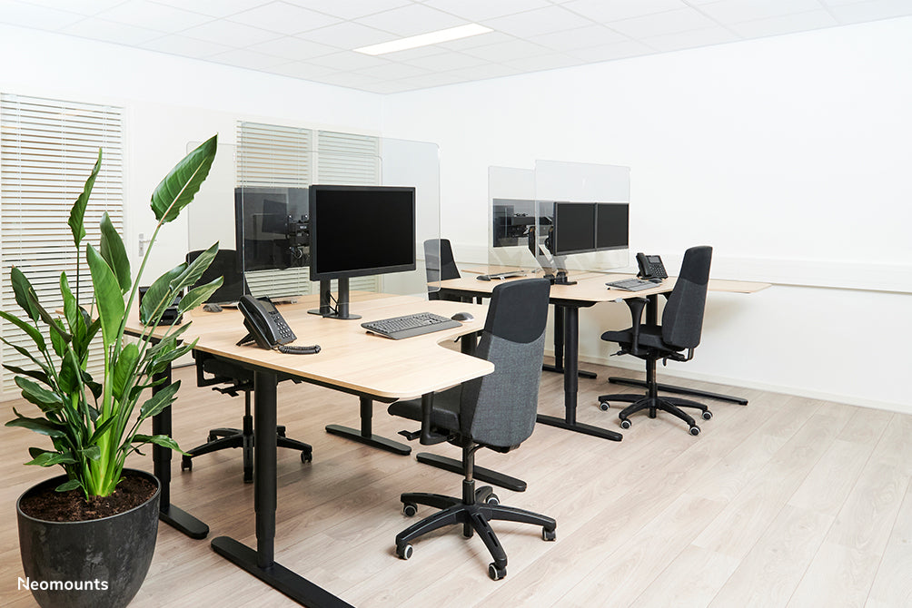 Neomounts NS-PLXPROTECT2 er en transparent skærm til 2 fladskærme og giver afstandsbeskyttelse på arbejdspladsen - Transparent akryl, 100% genanvendeligt | PLXPROTECT er registreret som EU-designpatent |