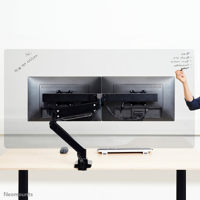 Neomounts NS-PLXPROTECT2 er en transparent skærm til 2 fladskærme og giver afstandsbeskyttelse på arbejdspladsen - Transparent akryl, 100% genanvendeligt | PLXPROTECT er registreret som EU-designpatent |