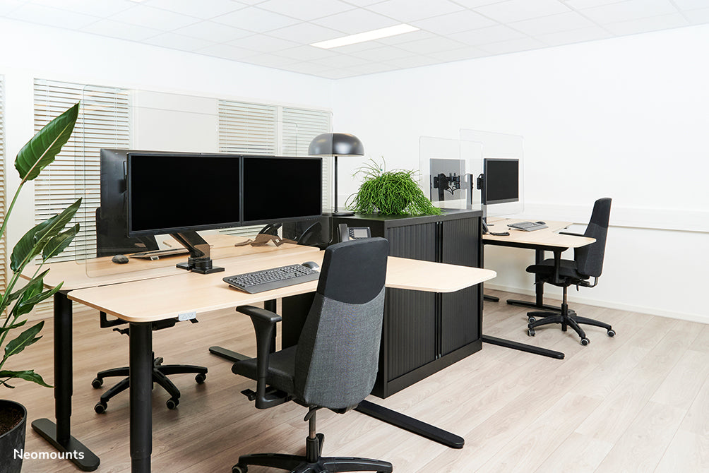 Neomounts NS-PLXPROTECT2 er en transparent skærm til 2 fladskærme og giver afstandsbeskyttelse på arbejdspladsen - Transparent akryl, 100% genanvendeligt | PLXPROTECT er registreret som EU-designpatent |