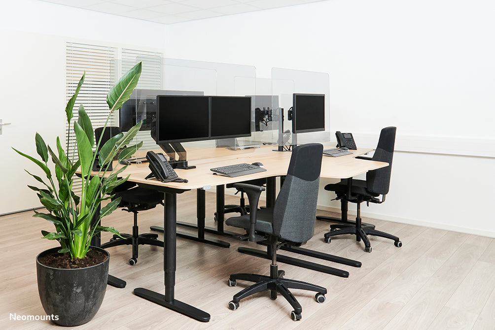 Neomounts NS-PLXPROTECT2 er en transparent skærm til 2 fladskærme og giver afstandsbeskyttelse på arbejdspladsen - Transparent akryl, 100% genanvendeligt | PLXPROTECT er registreret som EU-designpatent |
