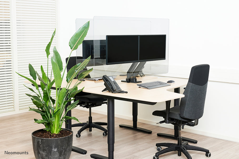 Neomounts NS-PLXPROTECT2 er en transparent skærm til 2 fladskærme og giver afstandsbeskyttelse på arbejdspladsen - Transparent akryl, 100% genanvendeligt | PLXPROTECT er registreret som EU-designpatent |