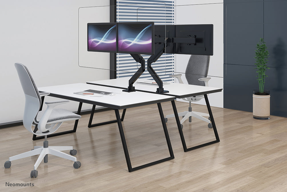 Neomounts NS-PLXPROTECT2 er en transparent skærm til 2 fladskærme og giver afstandsbeskyttelse på arbejdspladsen - Transparent akryl, 100% genanvendeligt | PLXPROTECT er registreret som EU-designpatent |