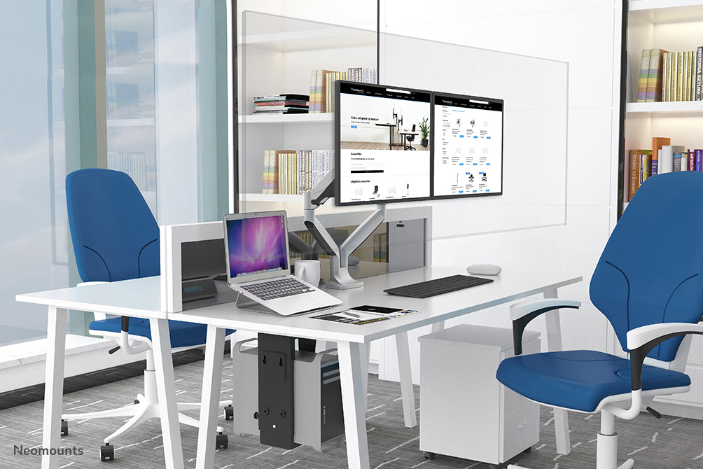 Neomounts NS-PLXPROTECT2 er en transparent skærm til 2 fladskærme og giver afstandsbeskyttelse på arbejdspladsen - Transparent akryl, 100% genanvendeligt | PLXPROTECT er registreret som EU-designpatent |