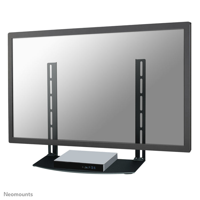 Neomounts AV-holder, model NS-SHELF100, er ideel til placering af AV-udstyr under fladskærmholdere.