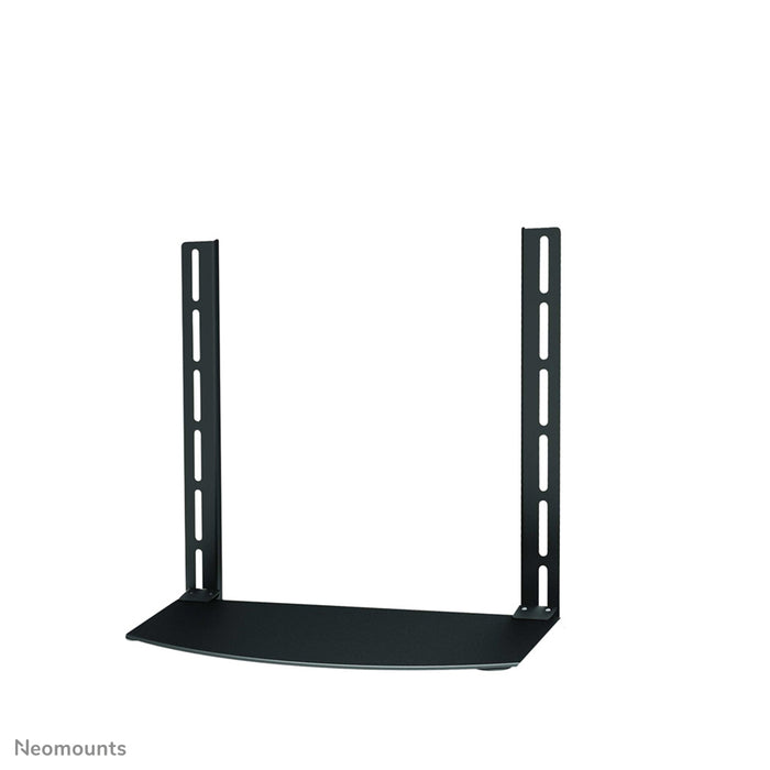 Neomounts AV-holder, model NS-SHELF100, er ideel til placering af AV-udstyr under fladskærmholdere.
