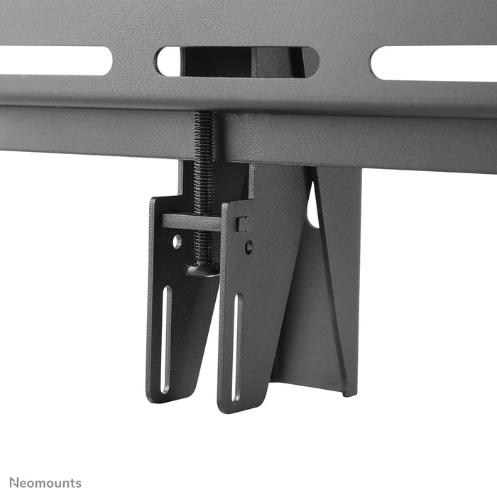 Neomounts NS-WMB200P sort er en vægmonteret menu board-holder til lodret montering af skærme op til 52 tommer (132 cm).