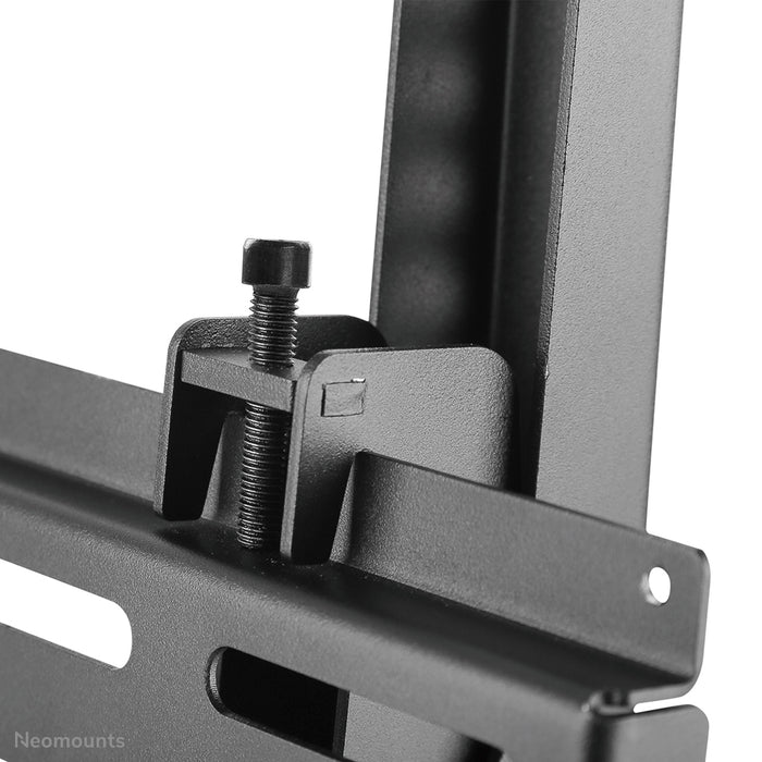 Neomounts NS-WMB300P sort er en vægmonteret menu board-holder til lodret montering af skærme op til 52 tommer (132 cm).