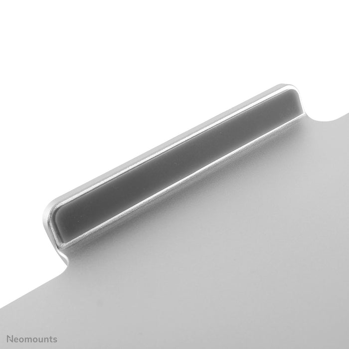 Neomounts NSLS050 er en 360 graders drejelig bordstander til en notebook.