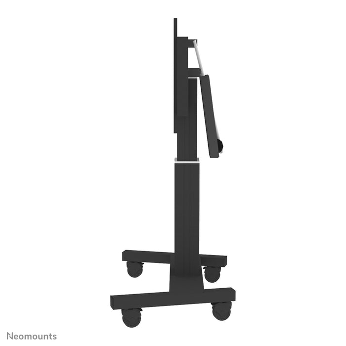 Neomounts PLASMA-M2500T sort er en elektrisk højdejusterbar trolley med 90 graders vippefunktion til fladskærme op til 100 tommer.