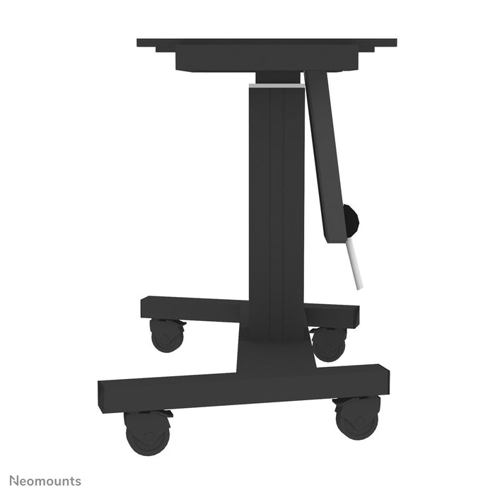 Neomounts PLASMA-M2500T sort er en elektrisk højdejusterbar trolley med 90 graders vippefunktion til fladskærme op til 100 tommer.